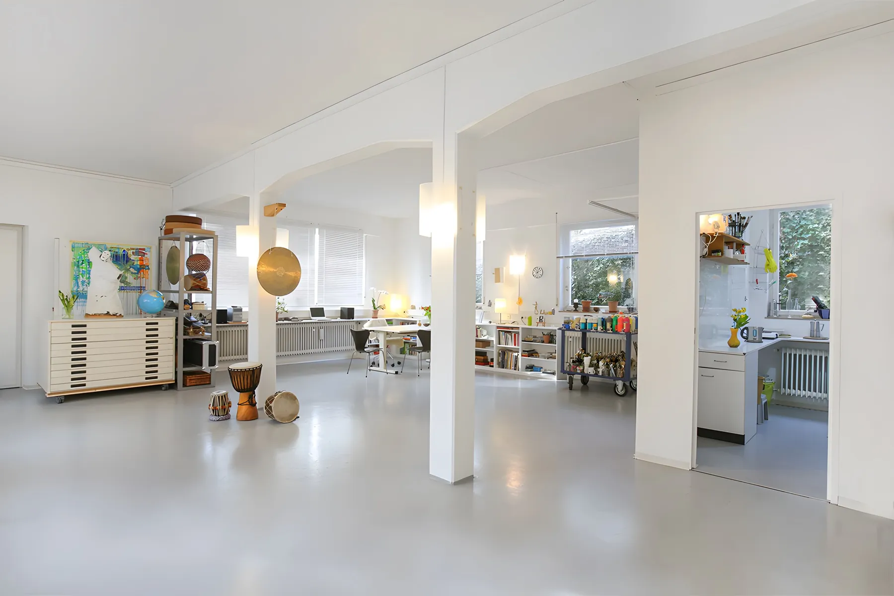 Blick in einen Atelierraum mit Staffelei