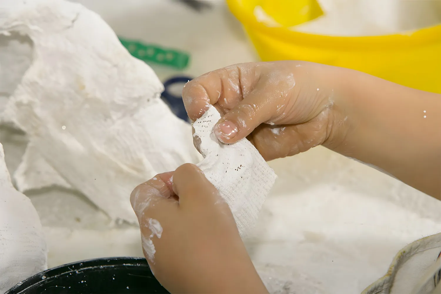 Pinsel, Pigmente und Material im Atelier